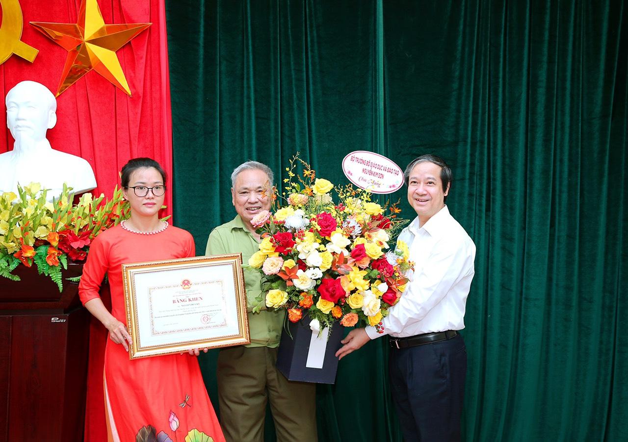 Bộ trưởng Nguyễn Kim Sơn tặng bằng khen cho thí sinh cao tuổi nhất, thương binh hạng 3/4