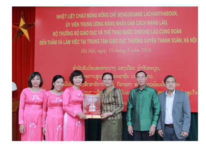 Bộ trưởng Bộ Giáo dục và Thể thao nước CHDCND Lào thăm và làm việc với Trung tâm GDTX Thanh Xuân